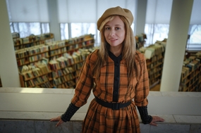 图书馆千鸟格戴帽美女写真图片